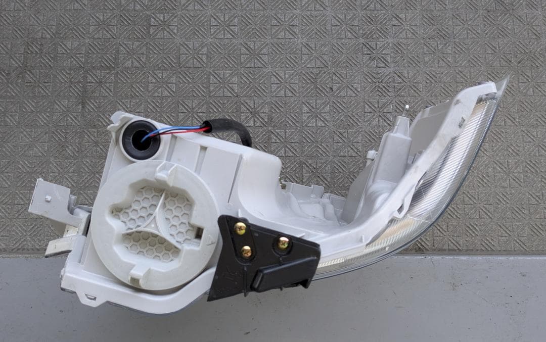 トヨタ　200系４型　ハイエース　ヘッドライト　左右　中古　社外品