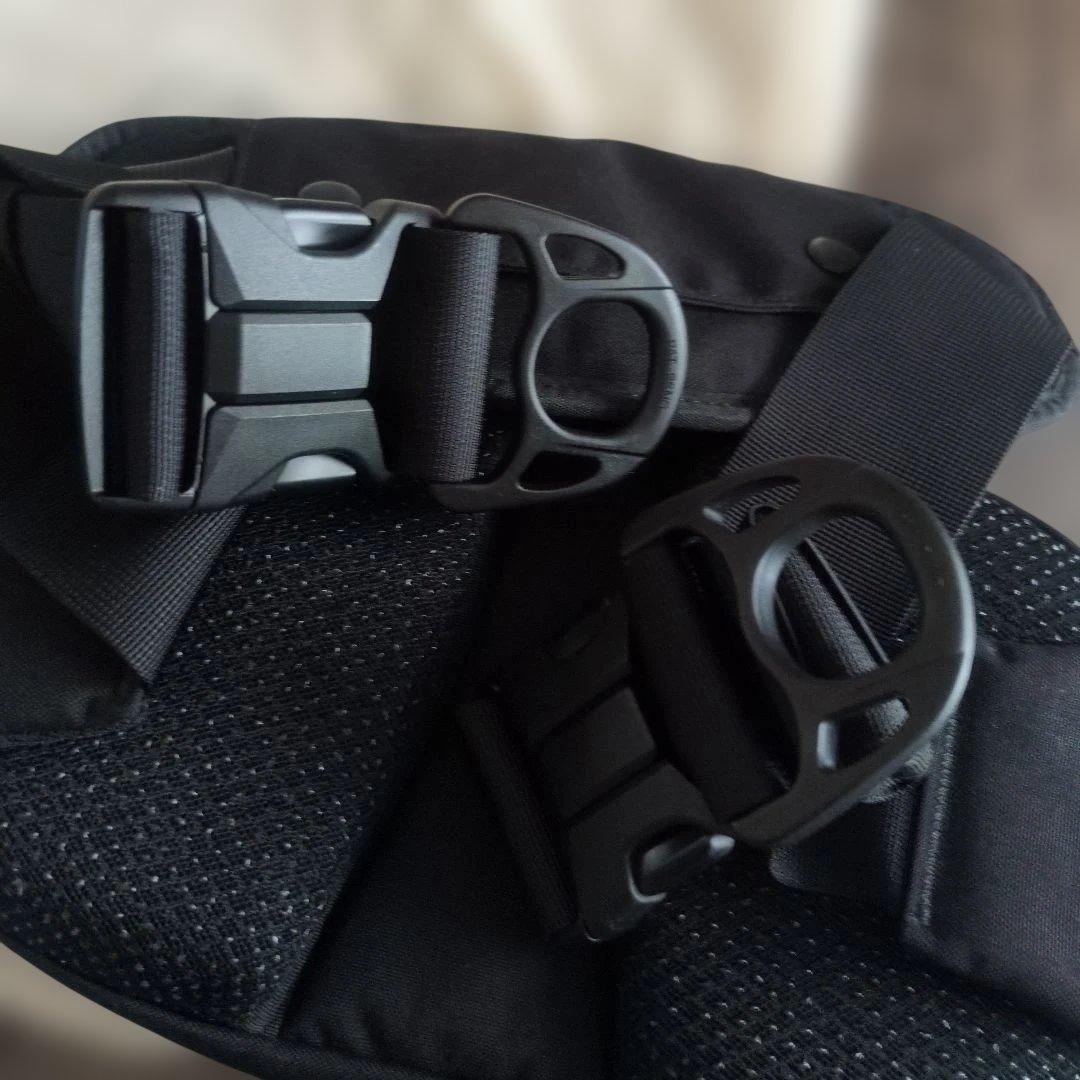 新型　ハグー Hugoo ヒップシート 抱っこ紐 　ブラック×ベージュ