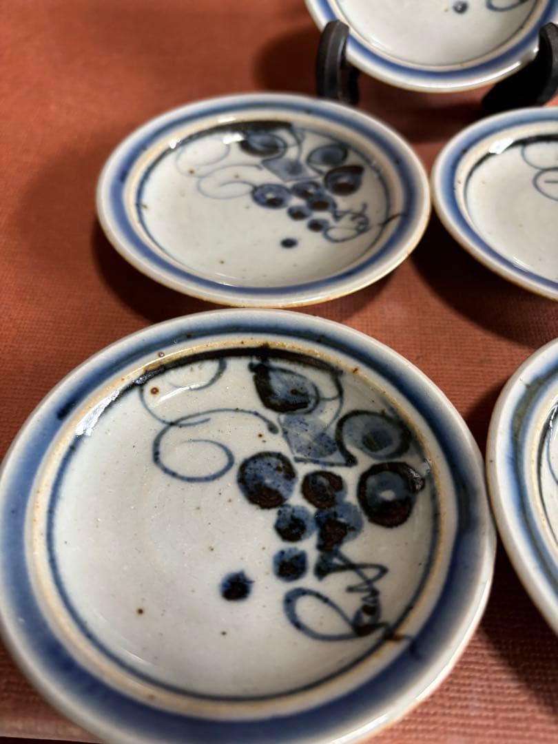 大英博物館日本人初個展鬼才澤田痴陶人作染付葡萄文手塩皿五客揃　未使用