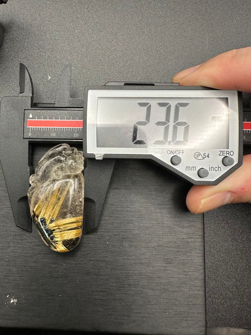 ゴールドルチルクォーツ彫物（貔貅）