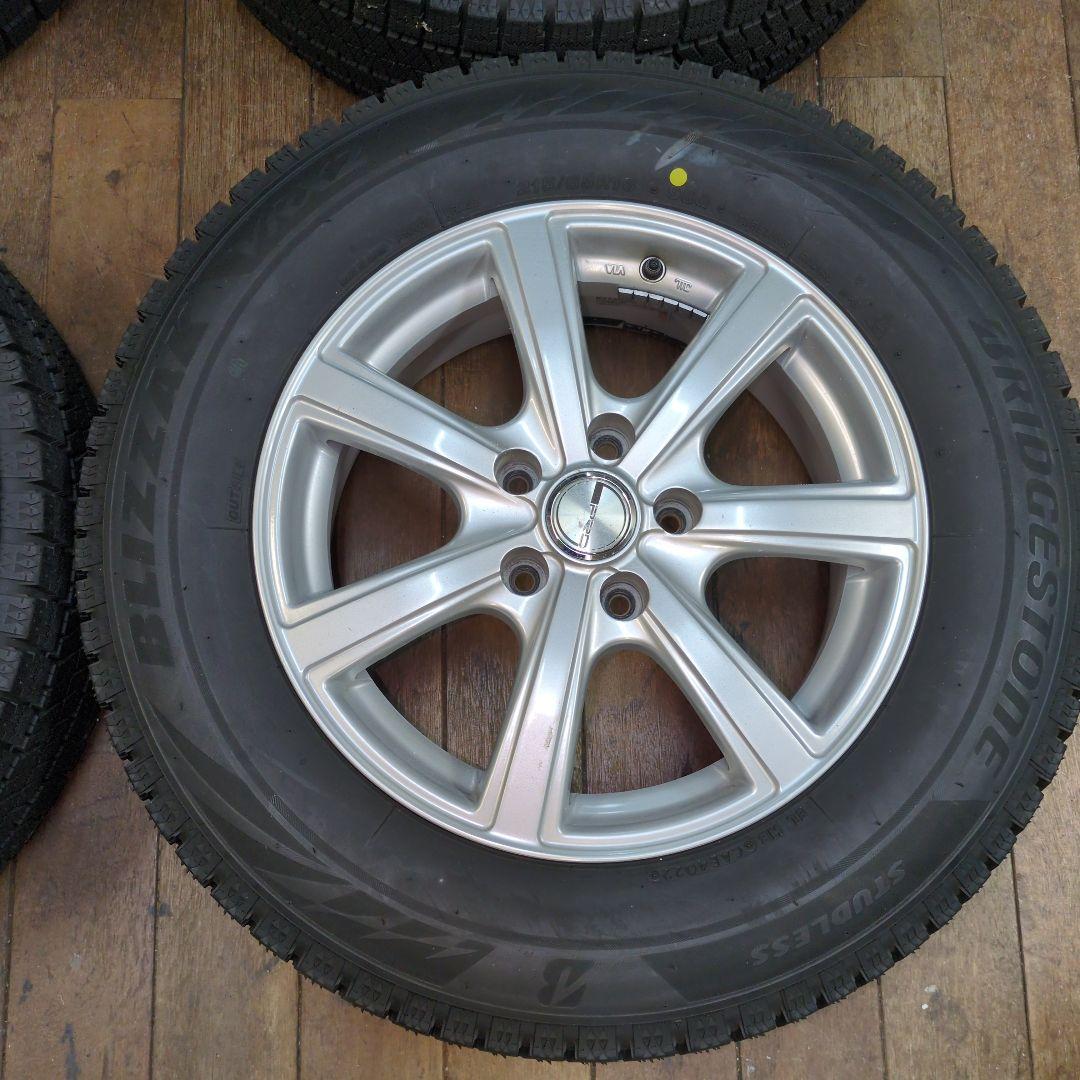 ジ*ム様 手渡可　美品　2022年　9分〜　BSスタッドレス　VRX2　215/