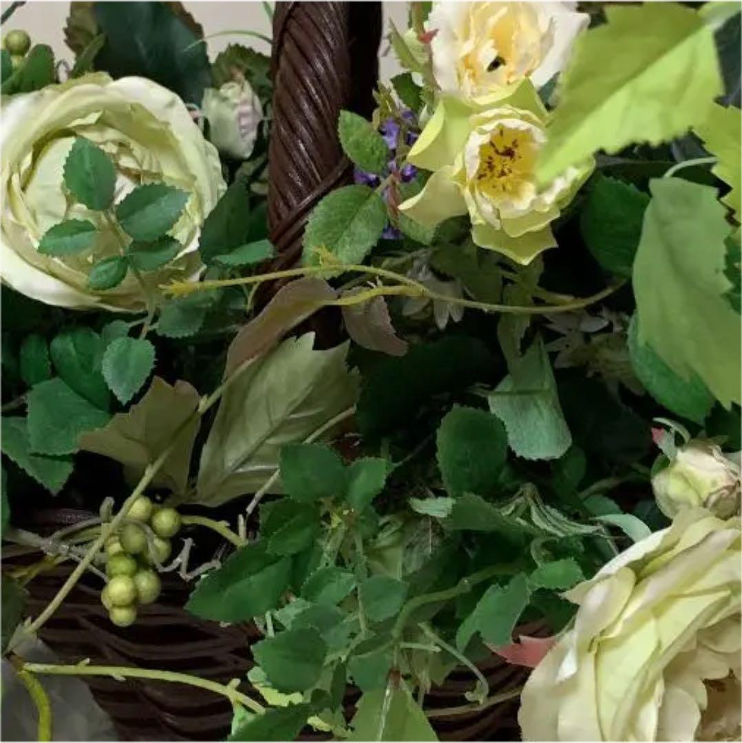 大きなかごと、アートフラワーのアレンジメントセット、花を沢山お付け致しています。