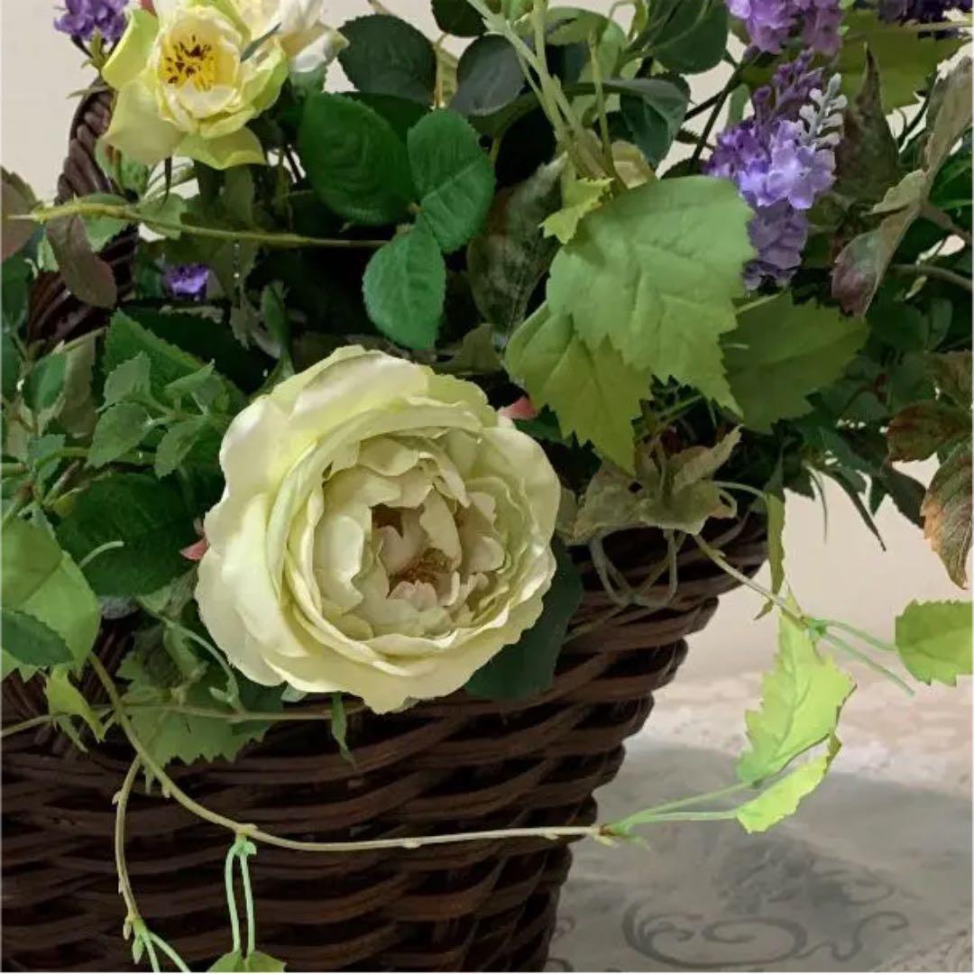 大きなかごと、アートフラワーのアレンジメントセット、花を沢山お付け致しています。