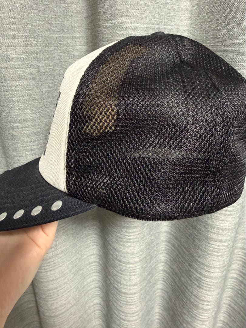 スタッズ付きメッシュキャップ