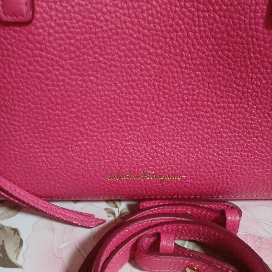 フェラガモ　可愛いピンクバック中古品です。