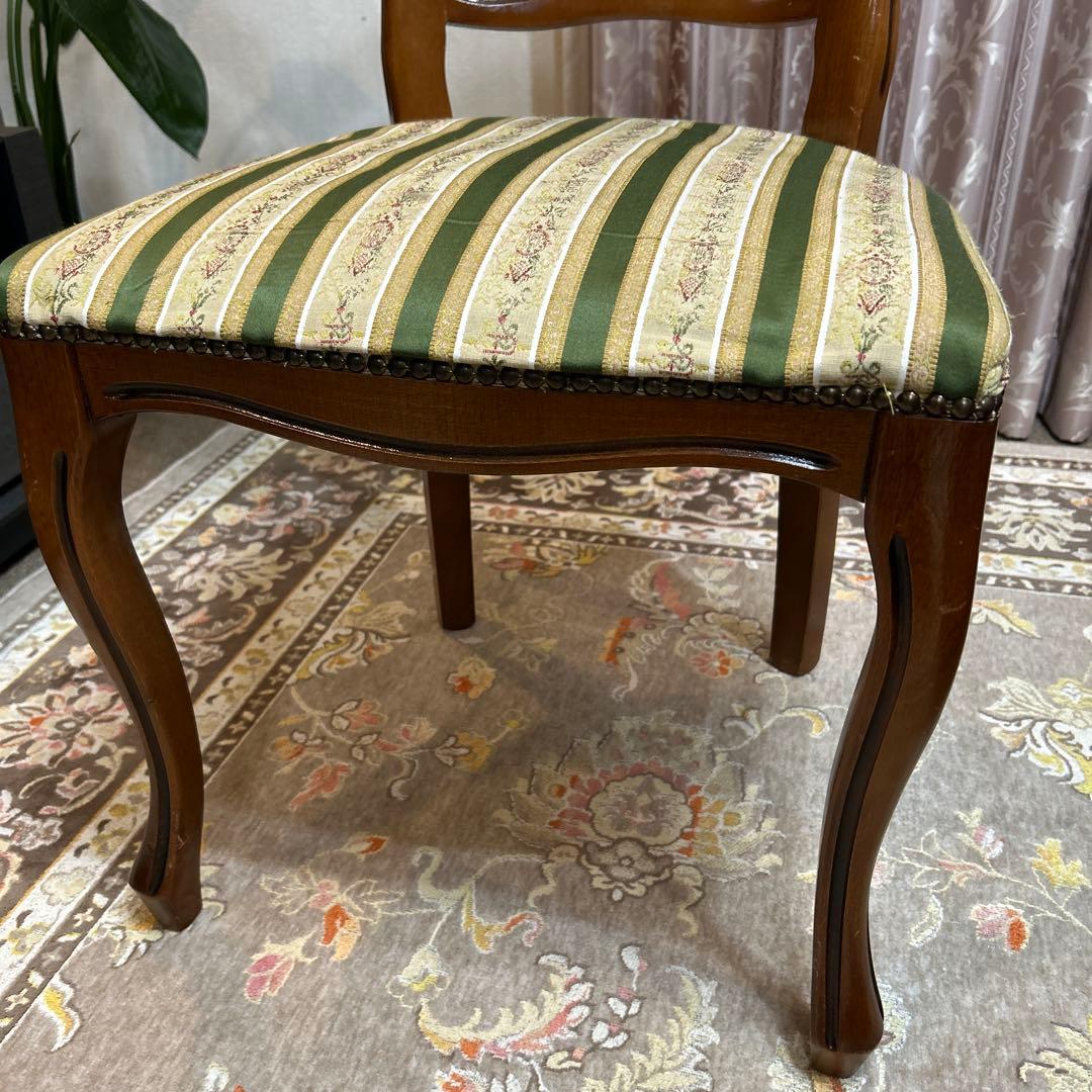 西洋スタイルのストライプ椅子