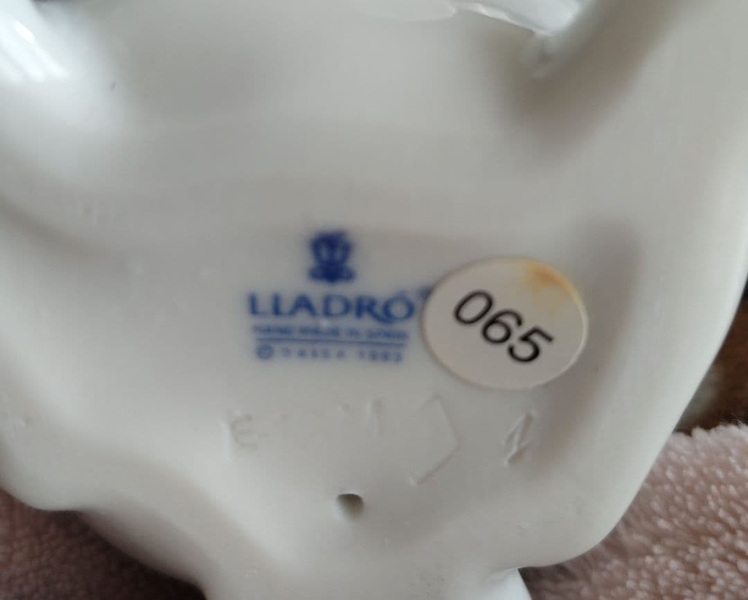 リヤドロ　花飾りの白ウサギ