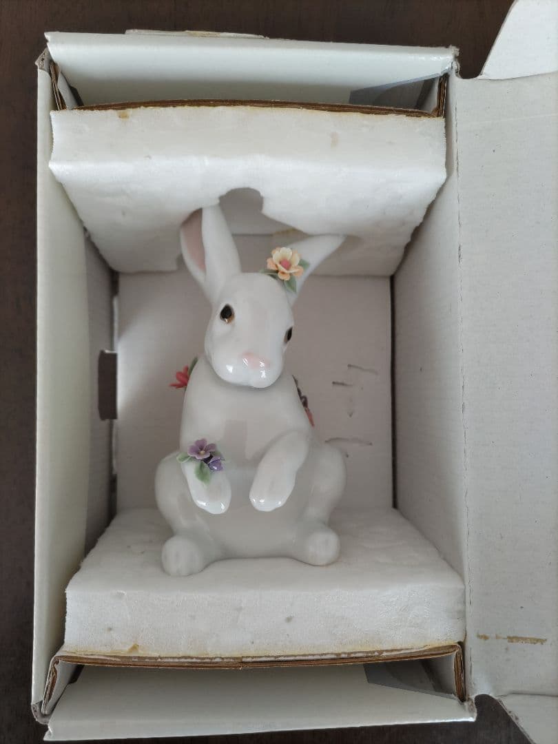 リヤドロ　花飾りの白ウサギ