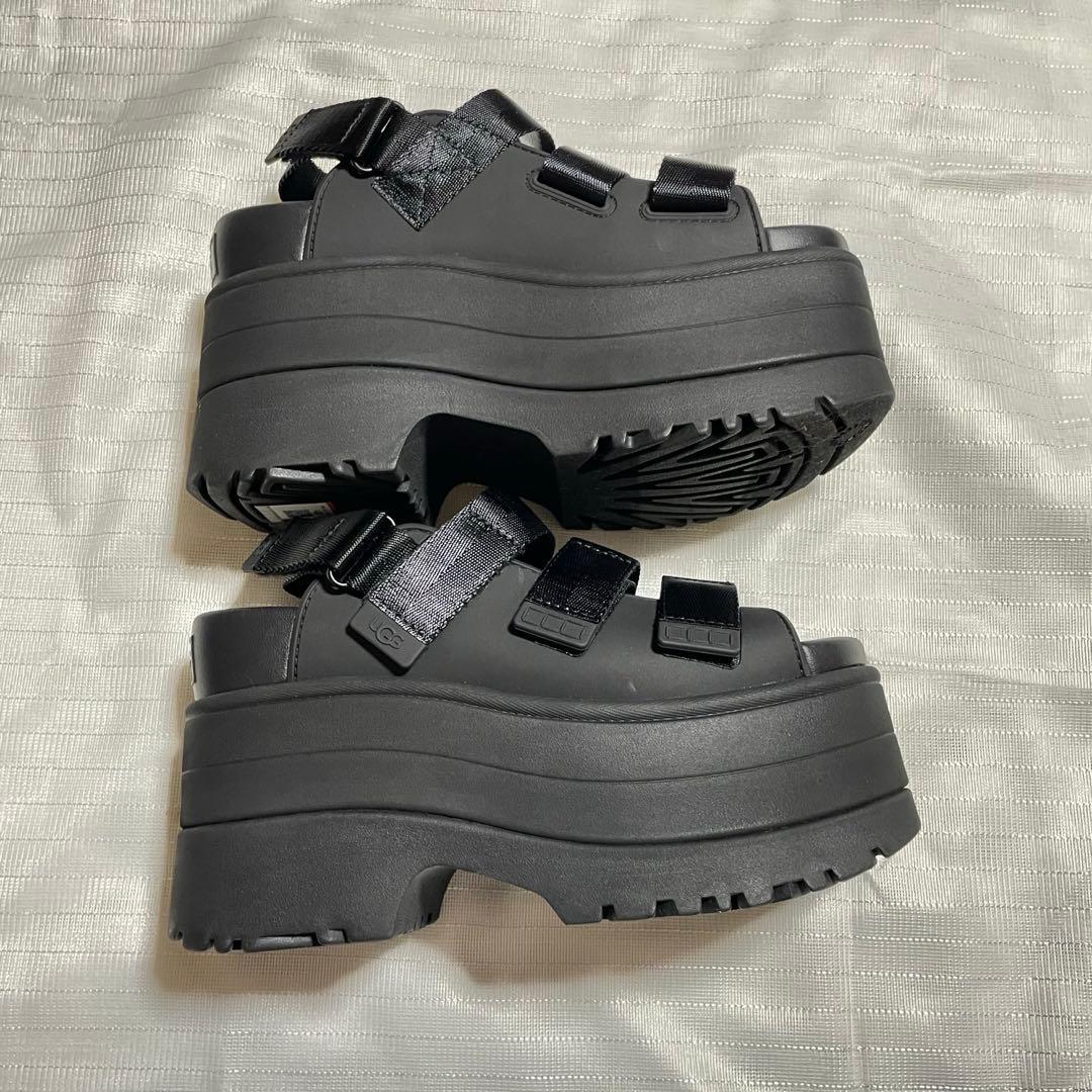 UGG GOLDENRISE 厚底サンダル