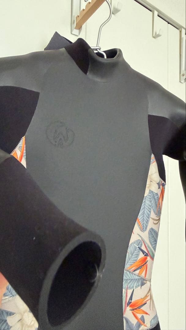 【新品未使用】ウェーブウォーリアーズ セミドライ5/3mm ML相当 定価12万