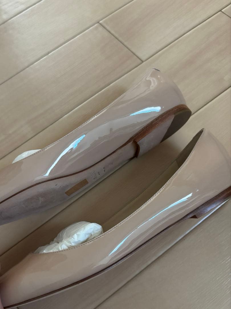 【美品】Jimmy Chooベージュ パテントレザー　フラットシューズ　24cm