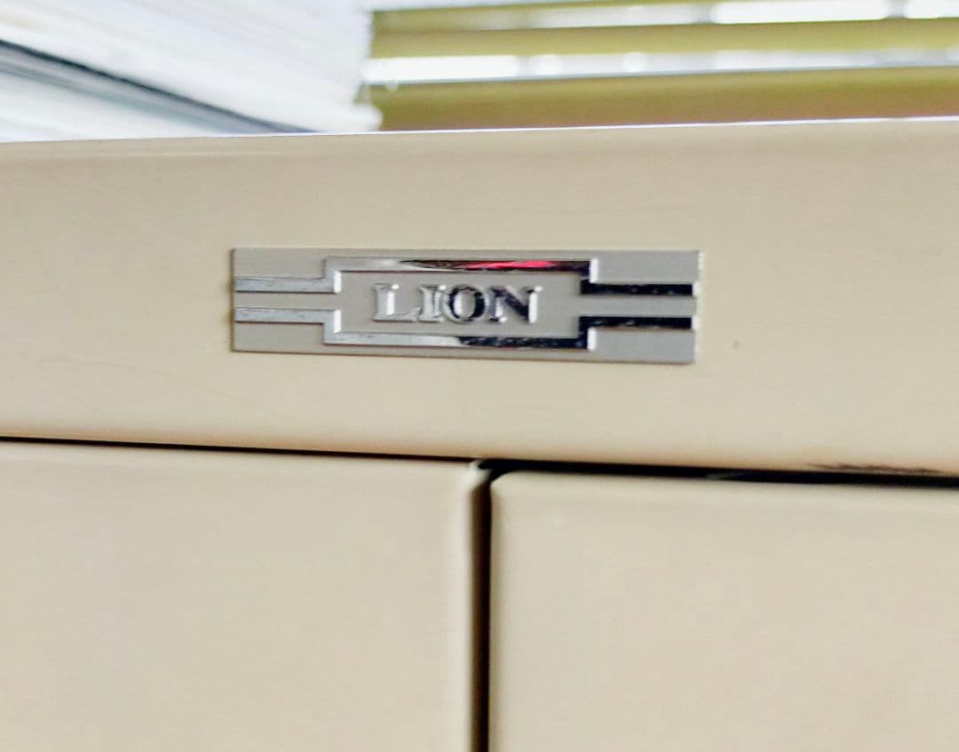 値下ライオン スチール書庫 ベース一体型 両開きキャビネット 中古　2個有り