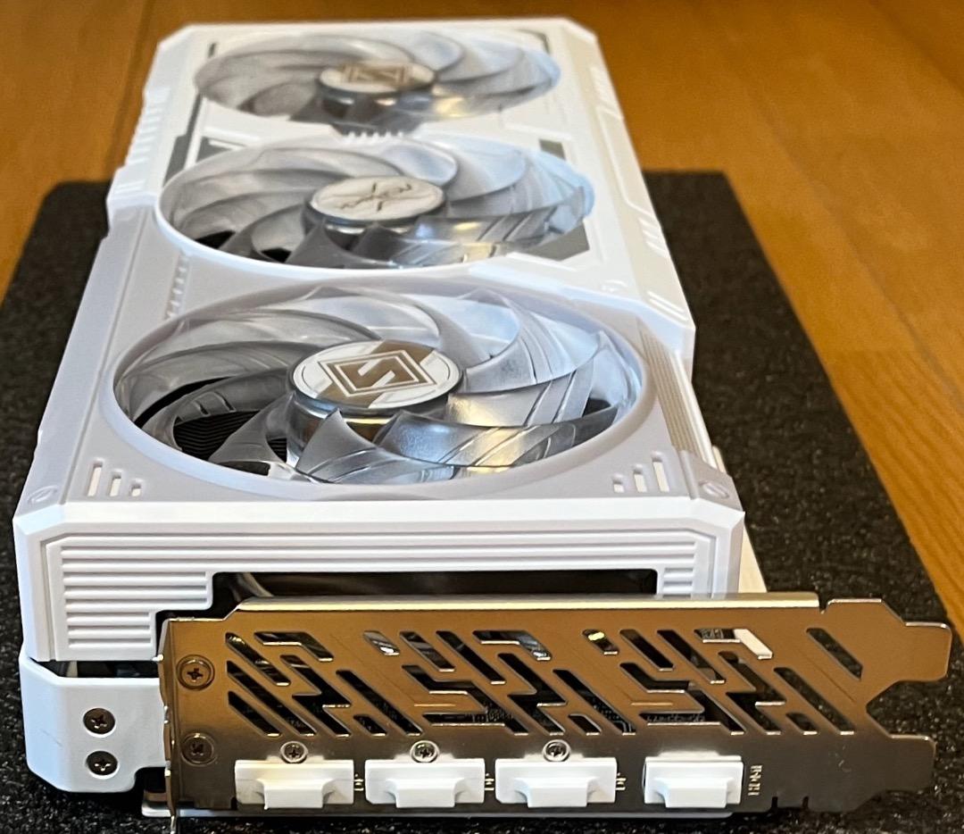 ASRock Radeon RX9070 グラフィックボード（白） 16GB