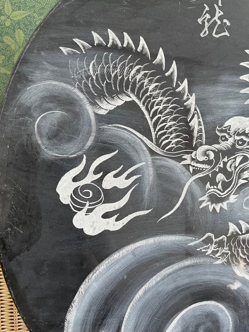 庵治石　石の龍　龍の彫刻　ドラゴン絵柄の円形置物　直径61㎝　高さ78㎝　木製台