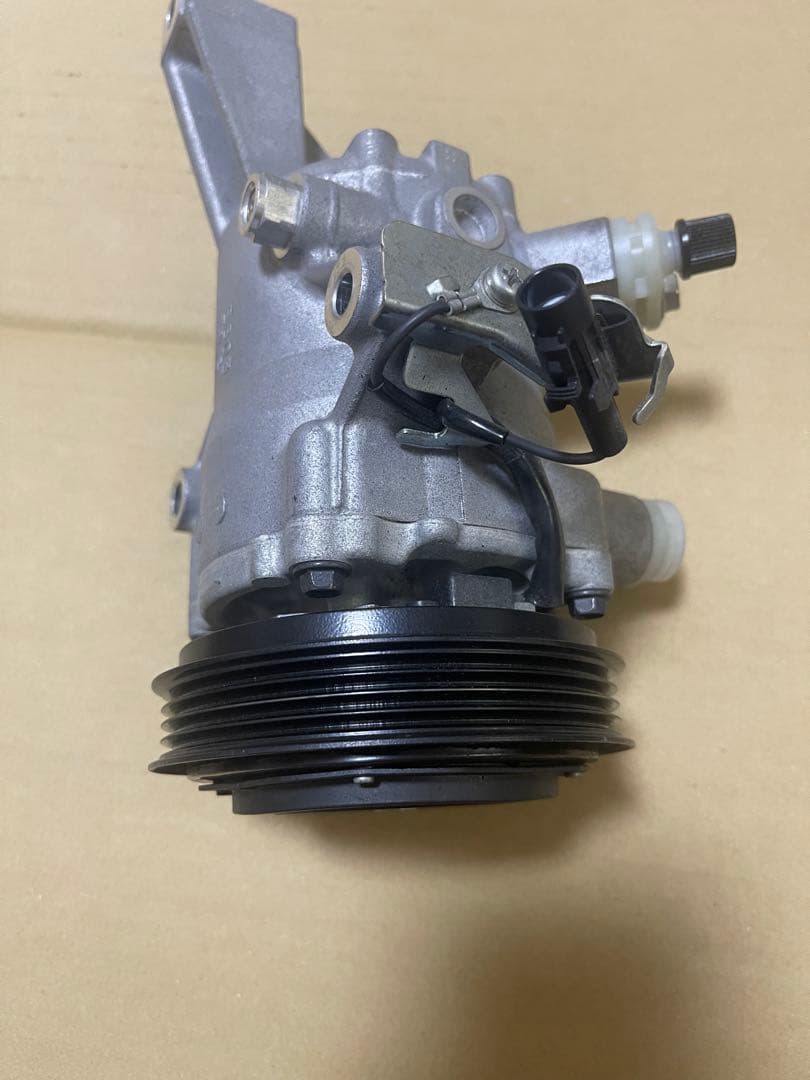 スズキ ソリオ　DAA-MA37S 純正エアコンコンプレッサー