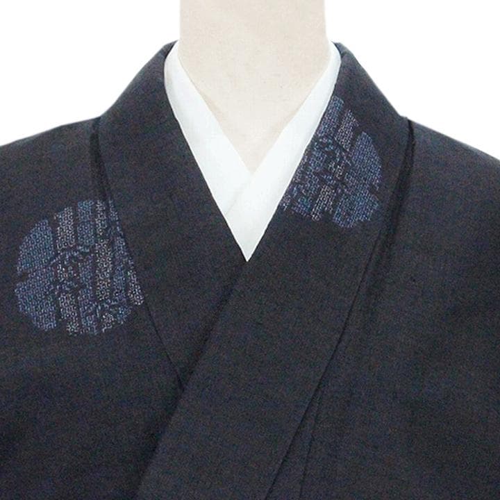 【重要無形文化財　本場結城紬】 ～百亀甲絣～　お洒落な雪輪文　新品のお着物です