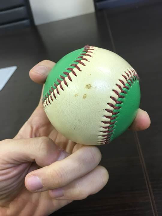 緑と白の丸いものです。