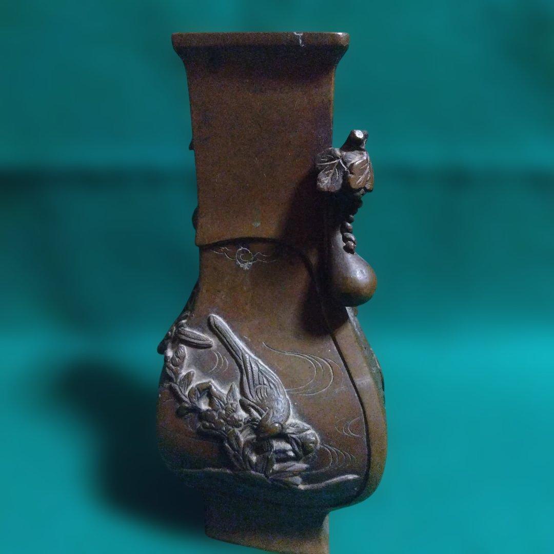 青銅製の花瓶 鳥と波の彫刻　菱形