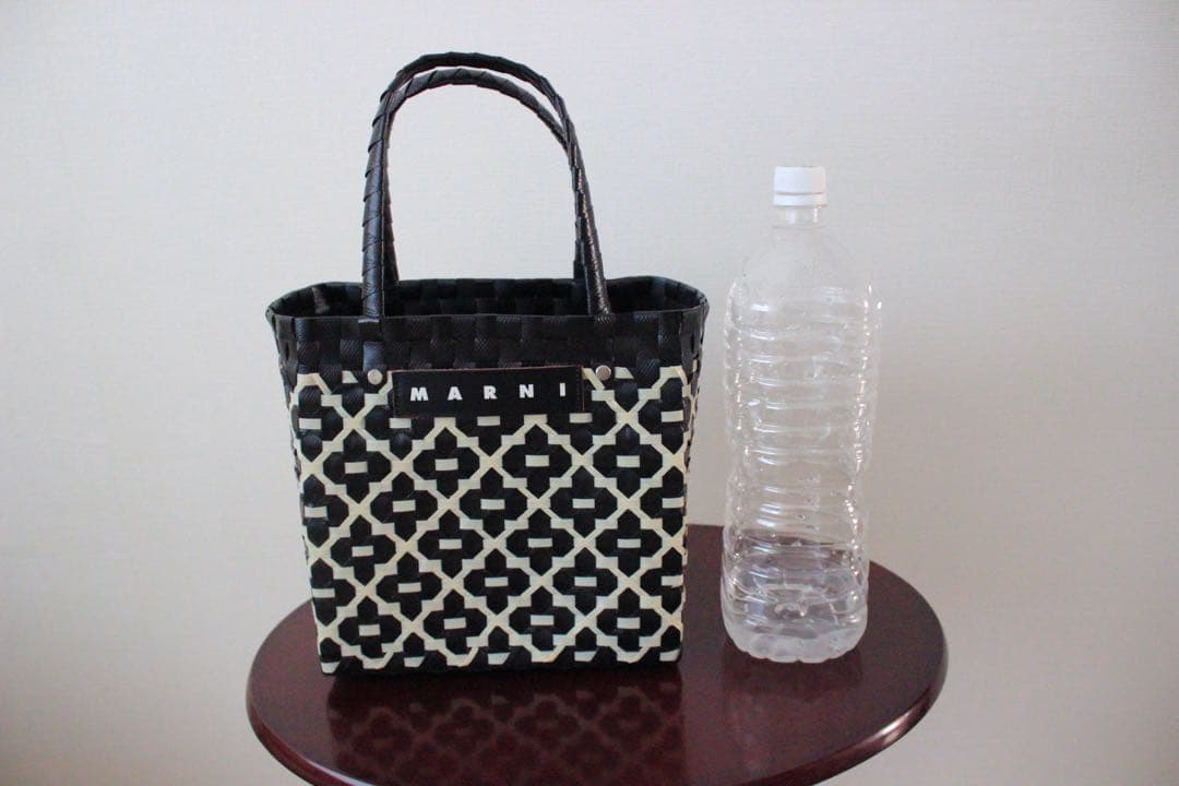 マルニマーケット　カゴバック　白×黒