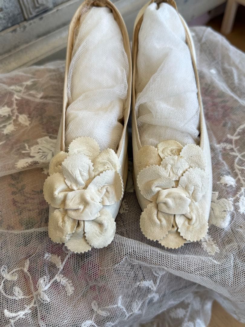 フランスアンティークレアな女の子用フリルの花飾りが可愛いレザーシューズ