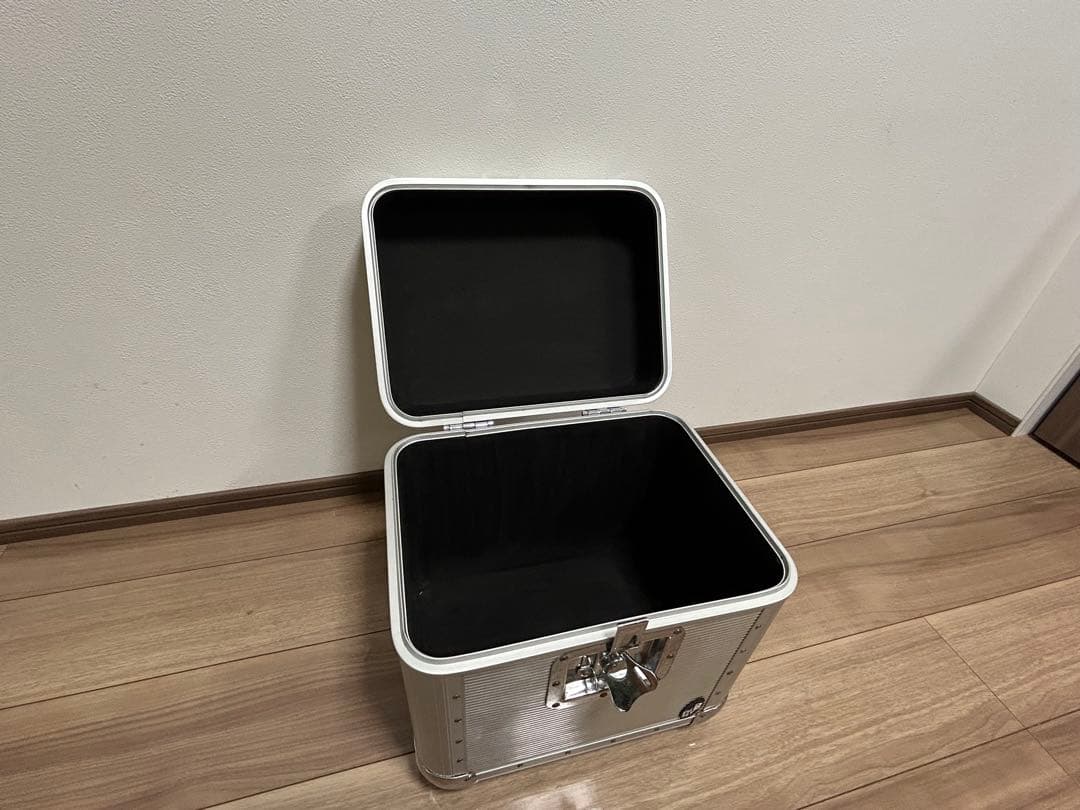 【匿名配送】レコード収納ケース LP版50枚収納 アルミシルバー　DJ機材