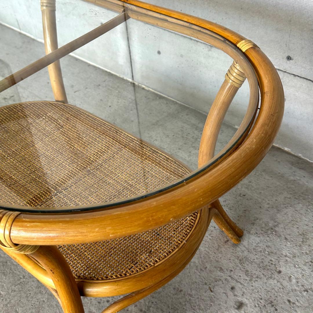 「ラタン×ガラスの美曲線！天然素材ローテーブル」　ガラステーブル