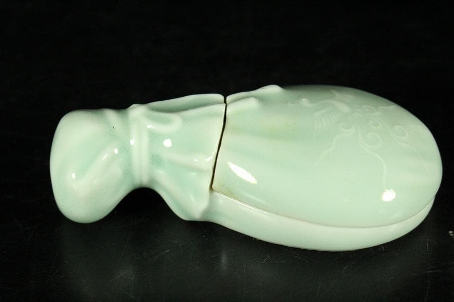 諏訪蘇山作 青磁 砂金袋 香合 共箱(K-BB522)