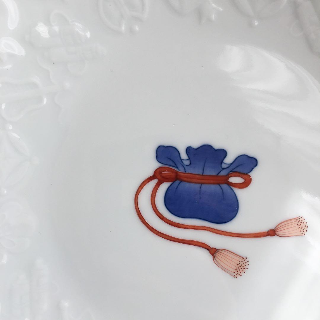 伊万里鍋島焼窯元 畑萬陶苑 ⁡宝尽くし文 彫7寸皿2種 小槌 宝袋 吉祥