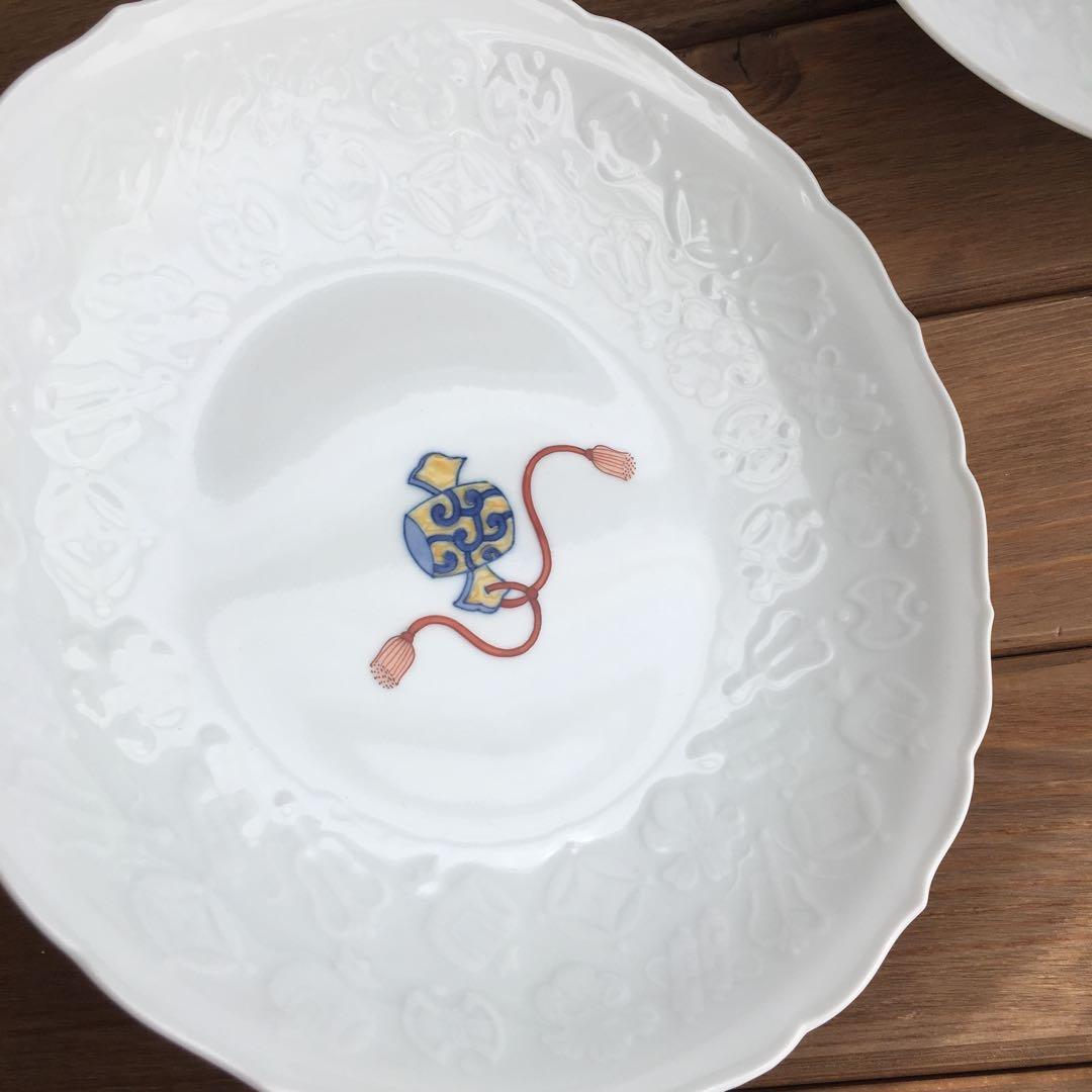 伊万里鍋島焼窯元 畑萬陶苑 ⁡宝尽くし文 彫7寸皿2種 小槌 宝袋 吉祥