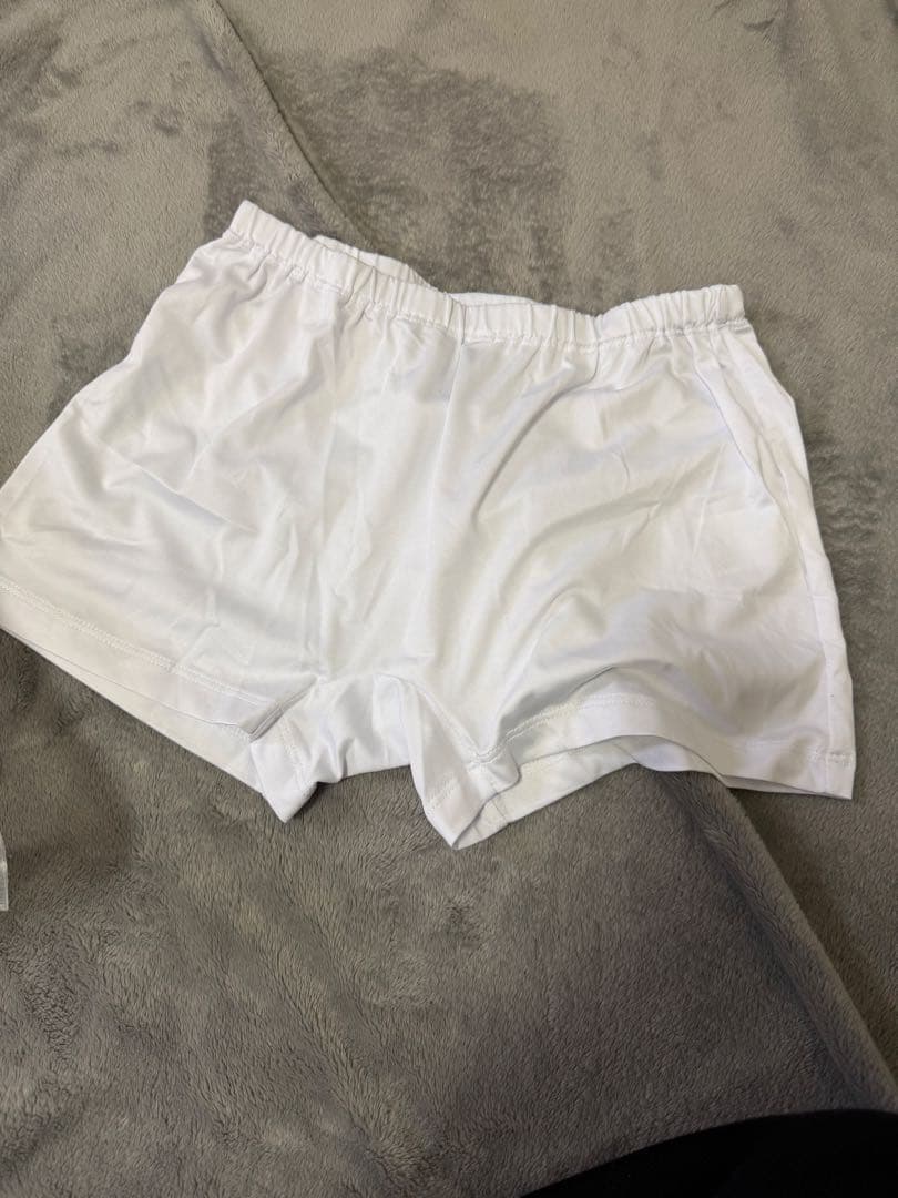 UTAA ホワイトフード付きスウェットとスカートセット