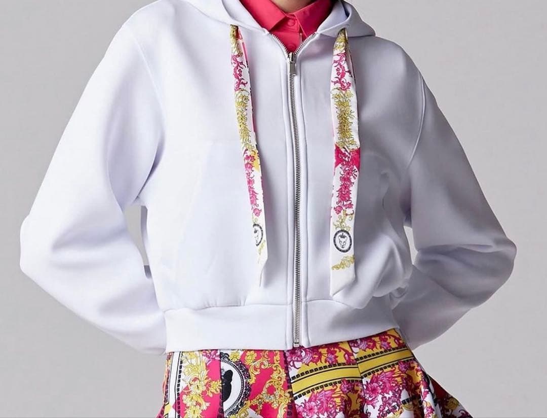 UTAA ホワイトフード付きスウェットとスカートセット