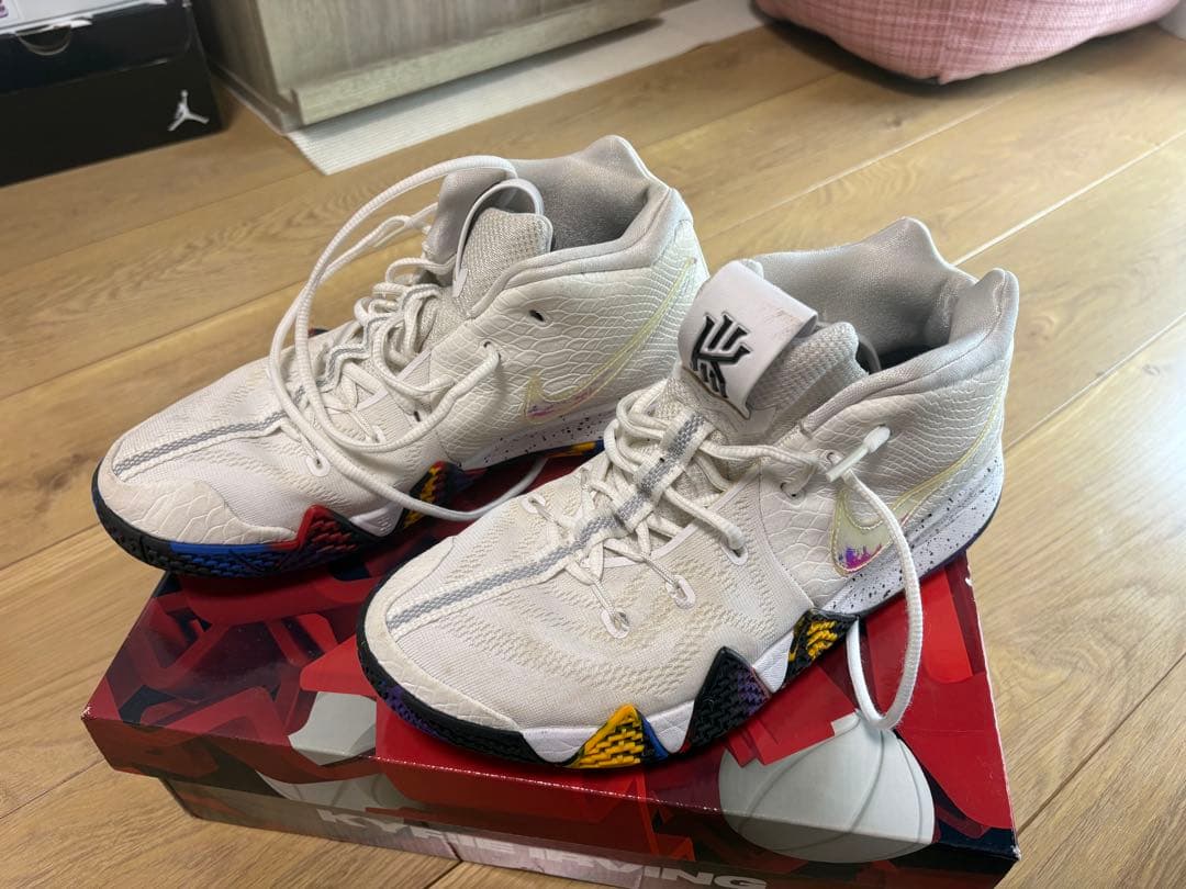 カイリー4 NCAA Nike Kyrie 4 ホワイト/マルチカラー