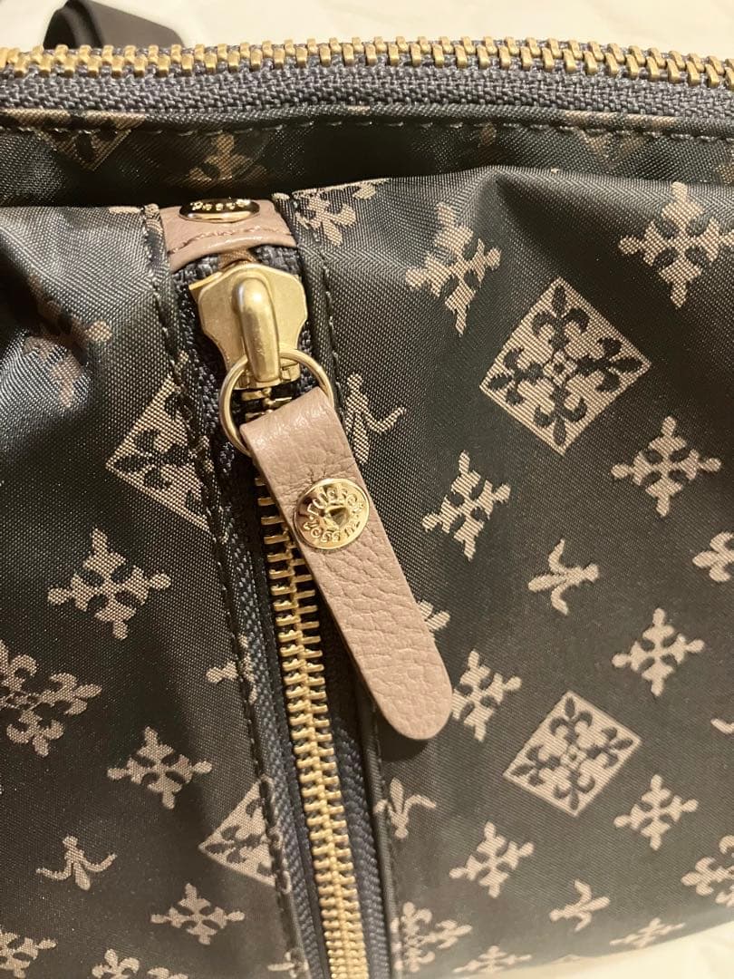 【新品未使用】russet ボディバッグ グレー×ピンク