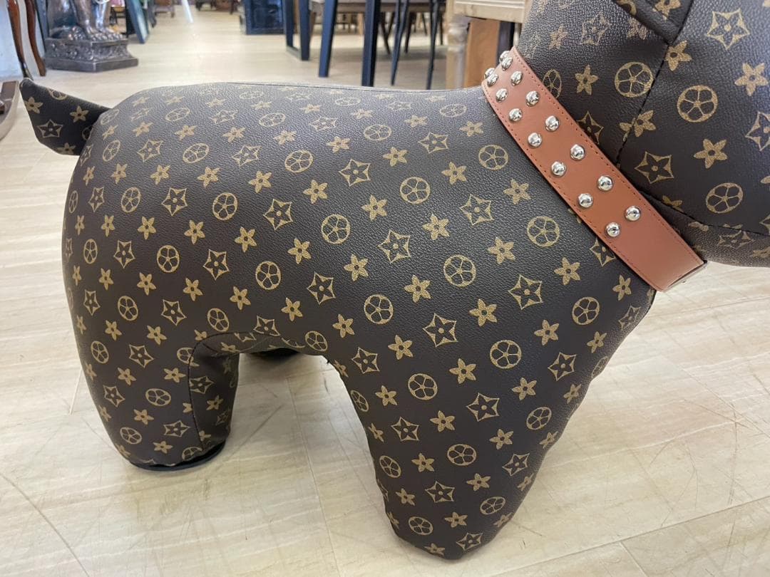 座れるオブジェ　ぬいぐるみ　スツール　イス　モノグラム　ブランド　犬　キャンバス
