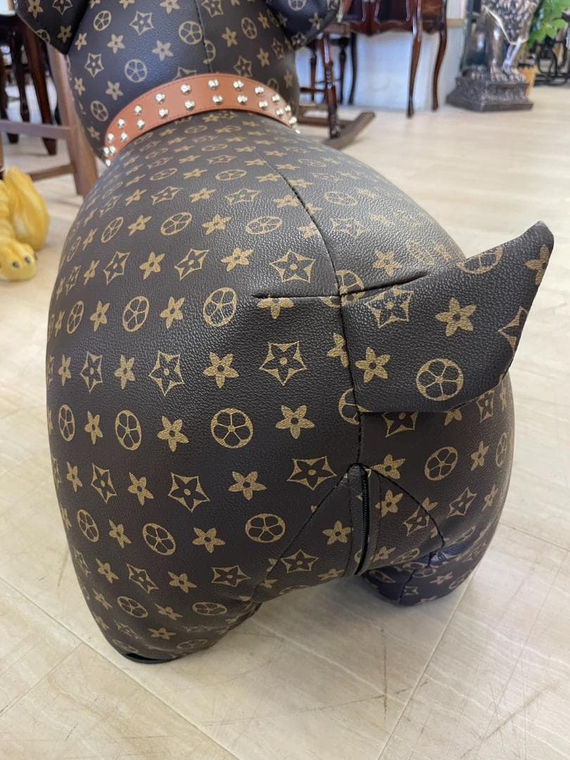 座れるオブジェ　ぬいぐるみ　スツール　イス　モノグラム　ブランド　犬　キャンバス