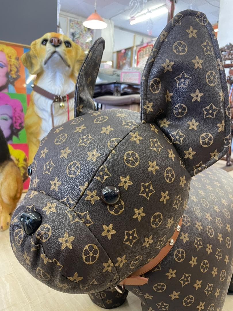 座れるオブジェ　ぬいぐるみ　スツール　イス　モノグラム　ブランド　犬　キャンバス