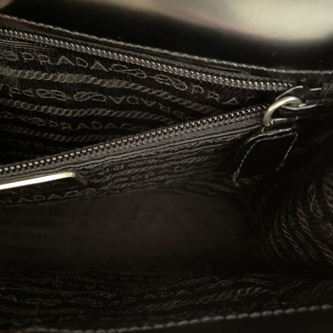 PRADA 黒 レザーハンドバッグ