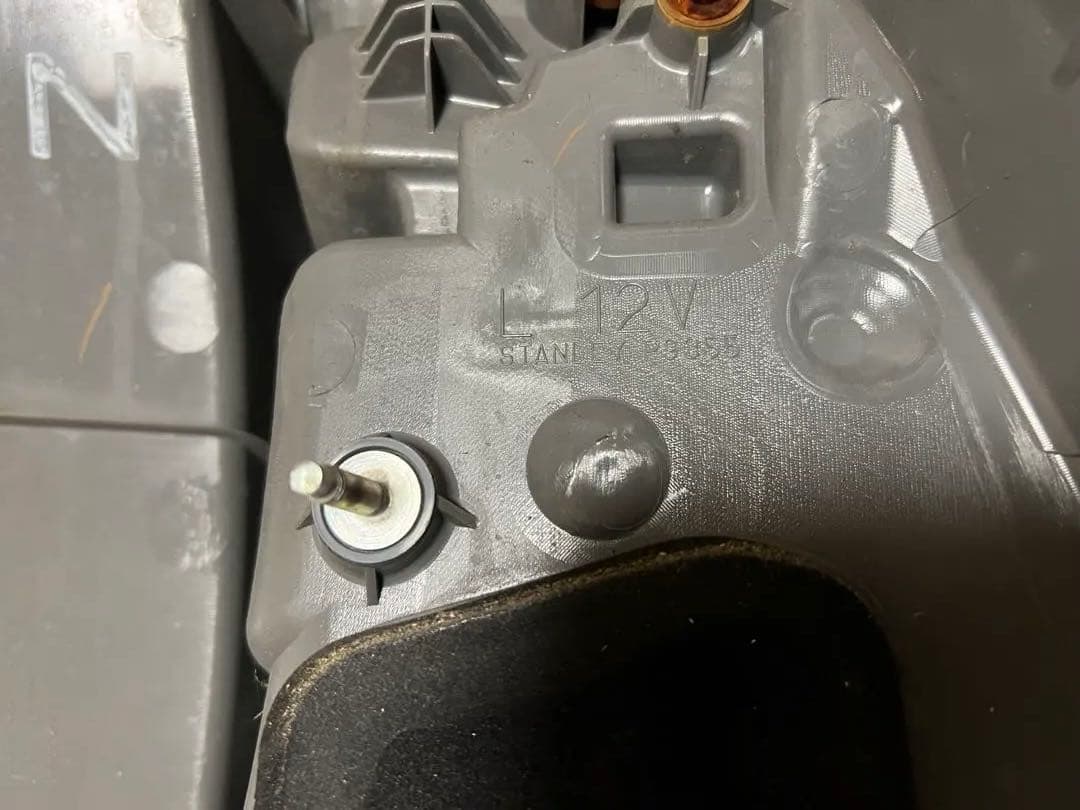 プリウスα 前期リアランプ　左右2個セット