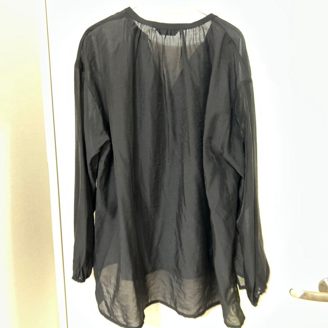 OUR 柔らかな透け感ギャザーブラウス