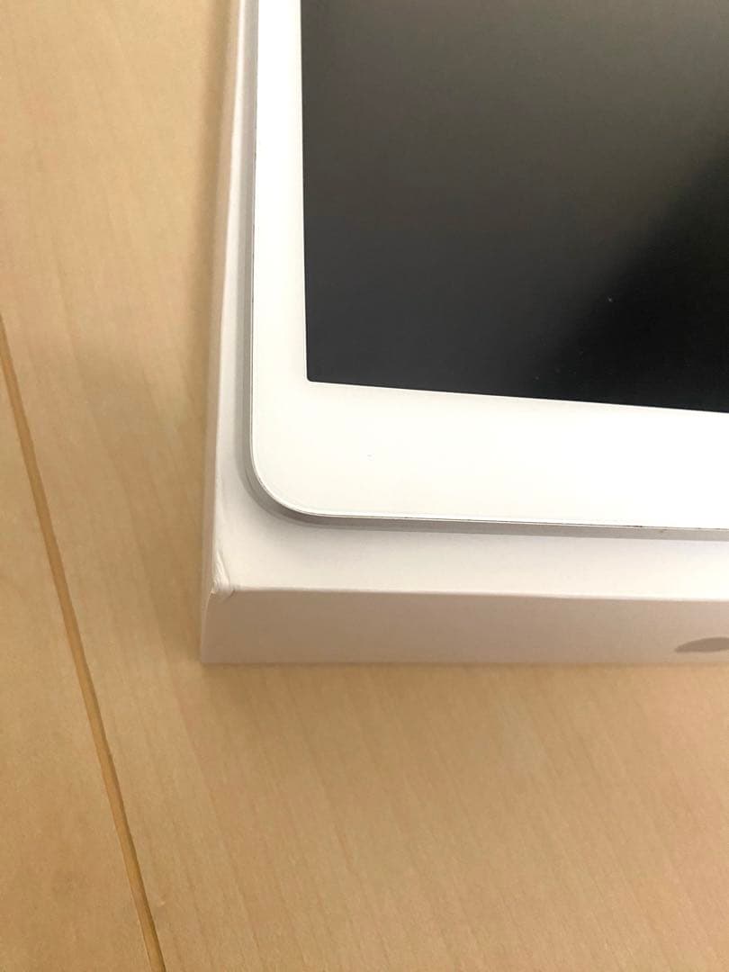 Apple iPad 第7世代 シルバー Wi-Fi 極美品 付属品未使用
