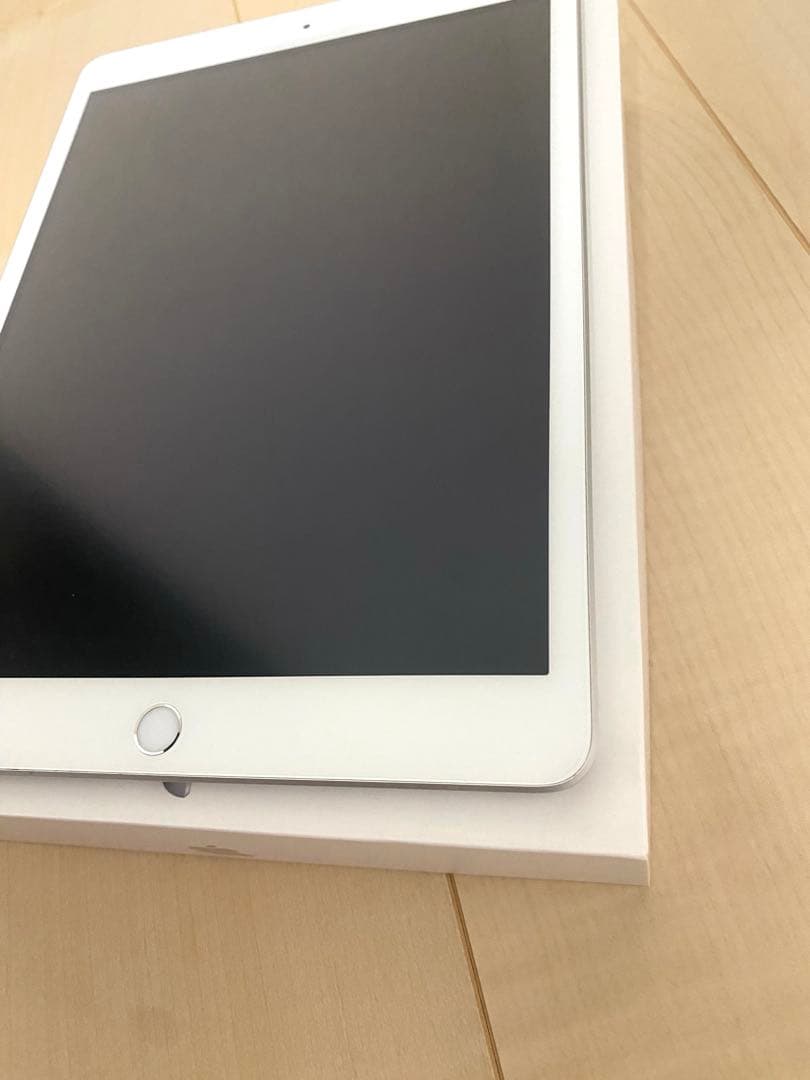 Apple iPad 第7世代 シルバー Wi-Fi 極美品 付属品未使用