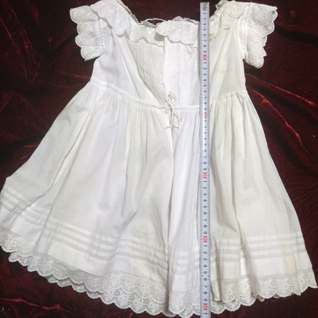 アンティークベビー、ドールドレス、アンティークフラワーブローチ付き