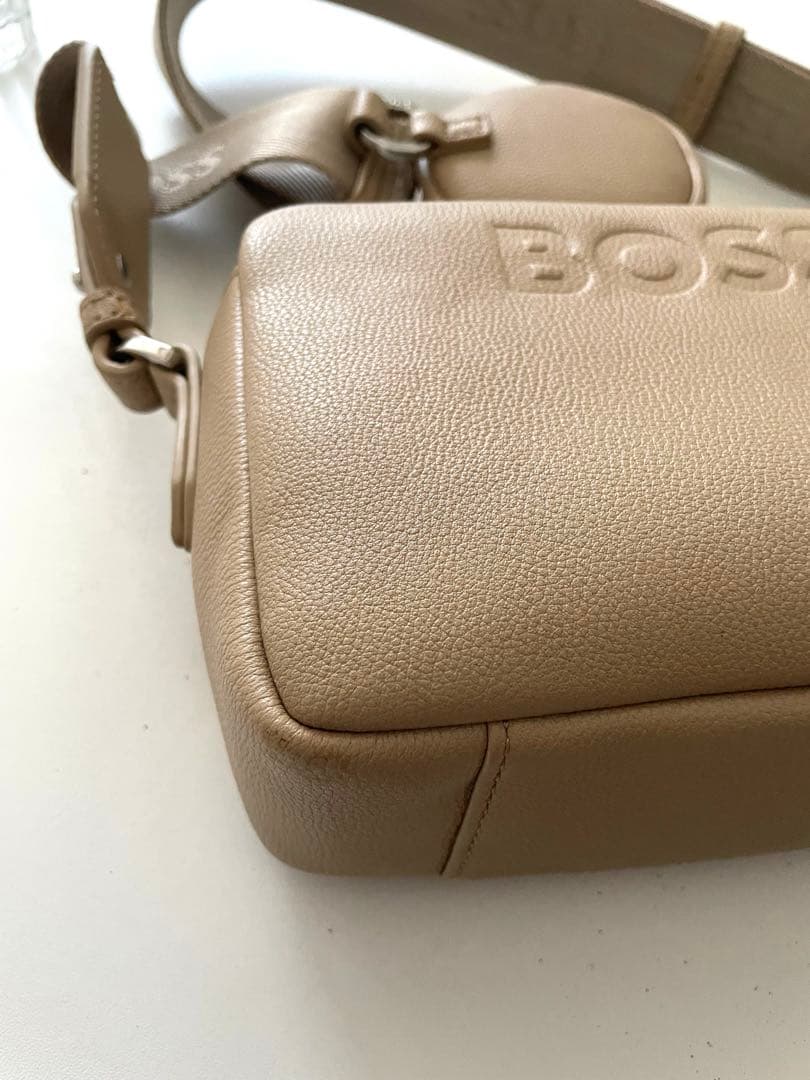 真美子さん愛用！BOSS ベージュ クロスボディバッグ 小物ポーチ付き