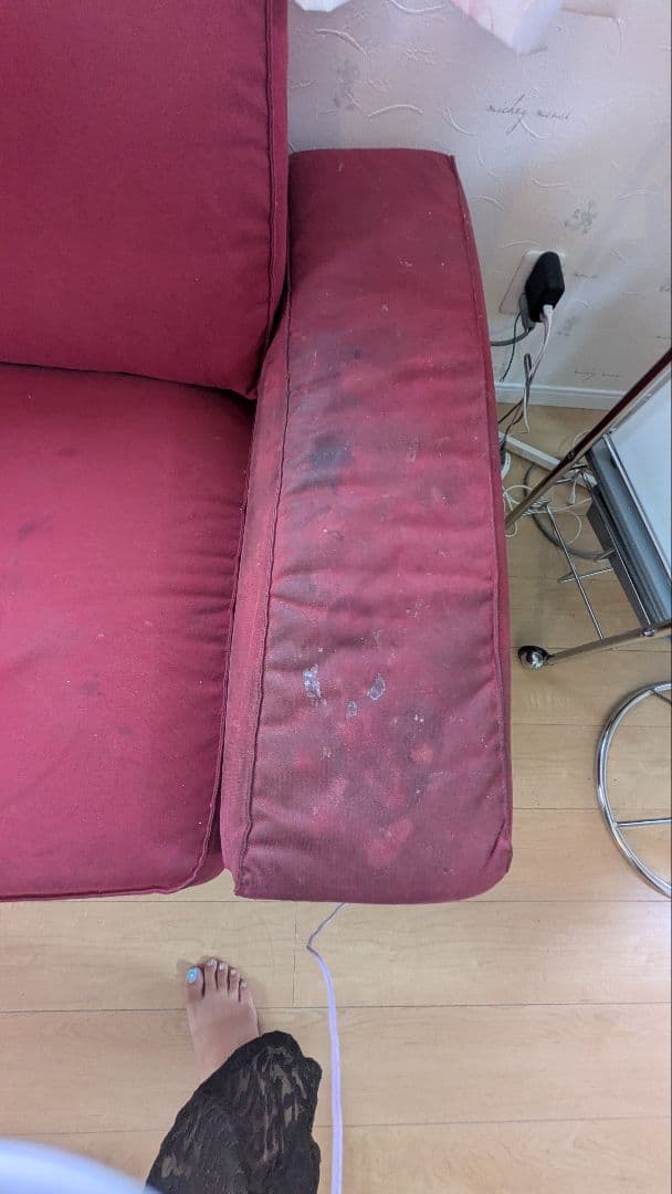 赤い3人掛けソファ