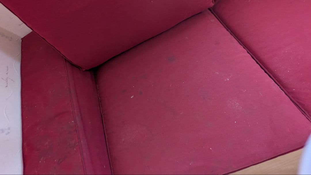 赤い3人掛けソファ