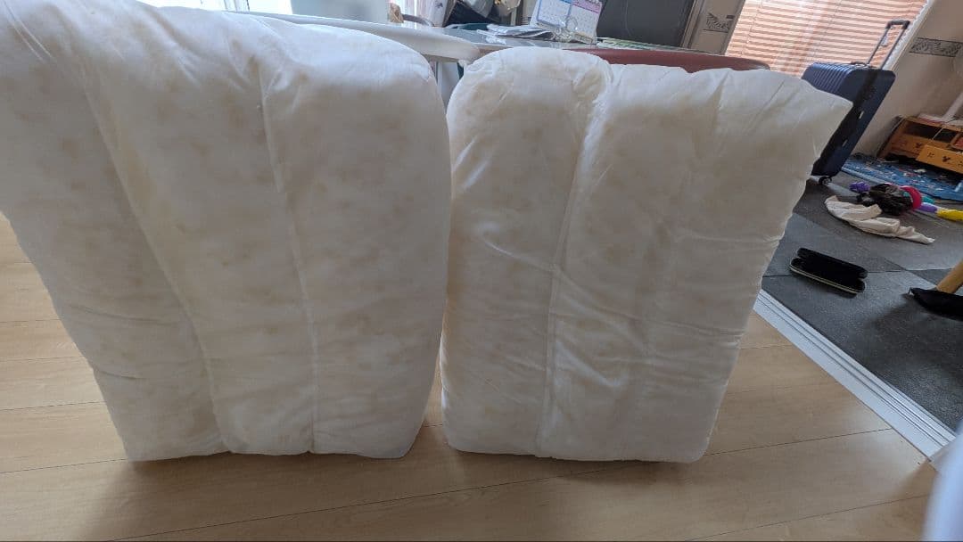 赤い3人掛けソファ