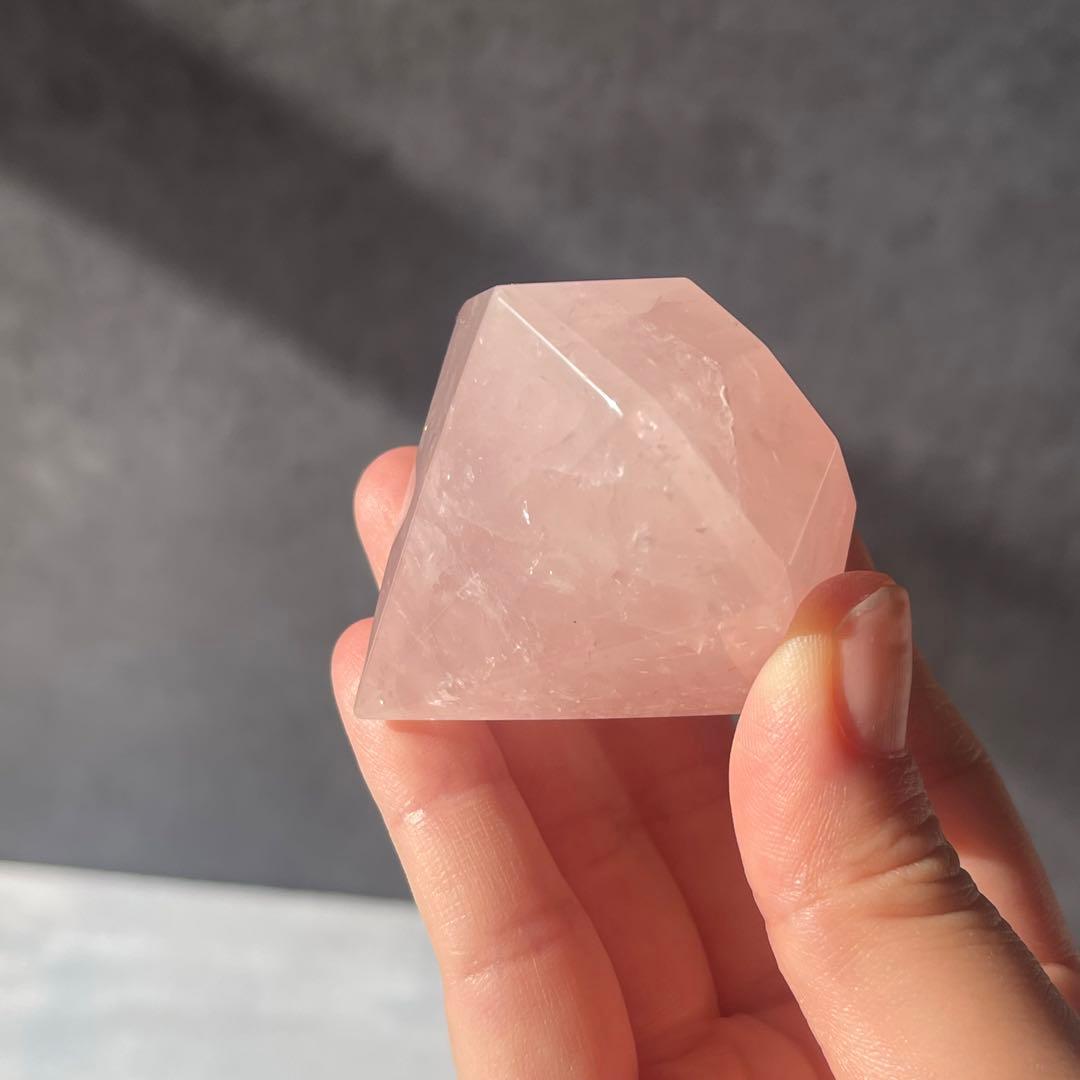 ローズクォーツ ダイヤモンド カット 台座付き