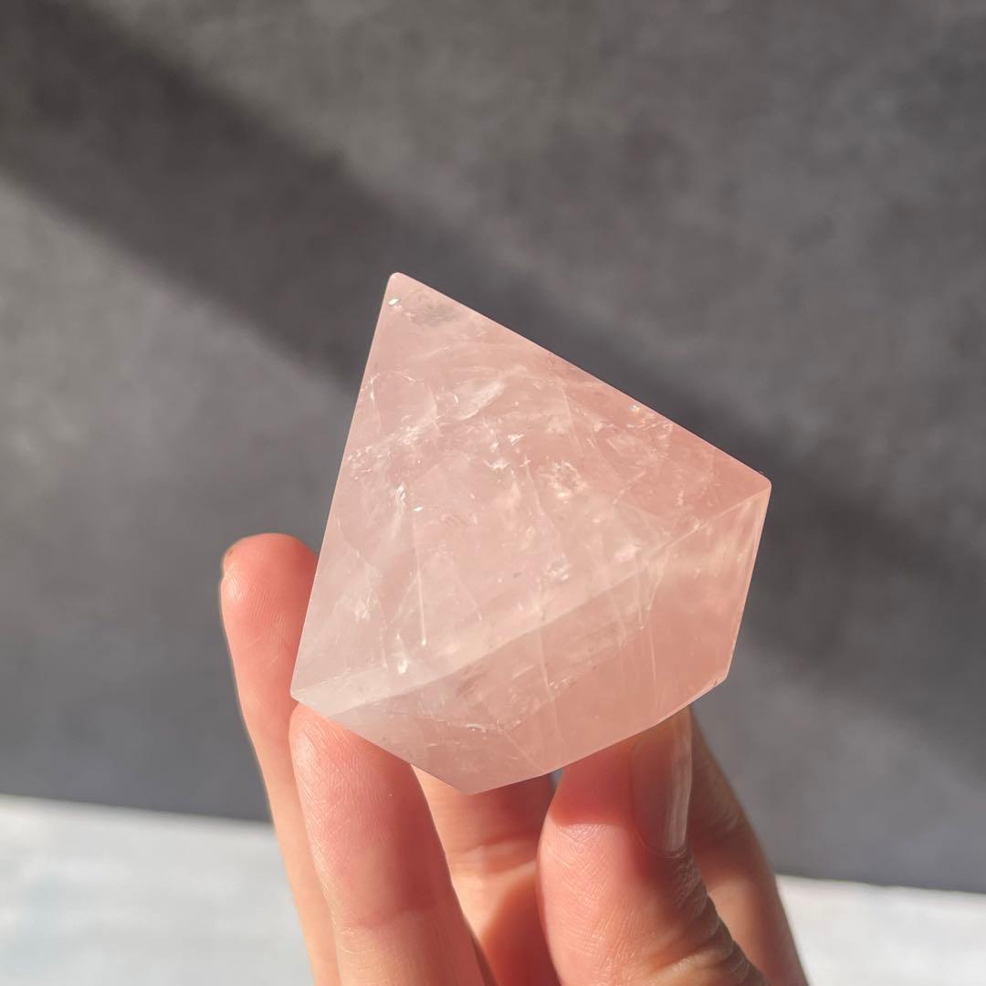 ローズクォーツ ダイヤモンド カット 台座付き