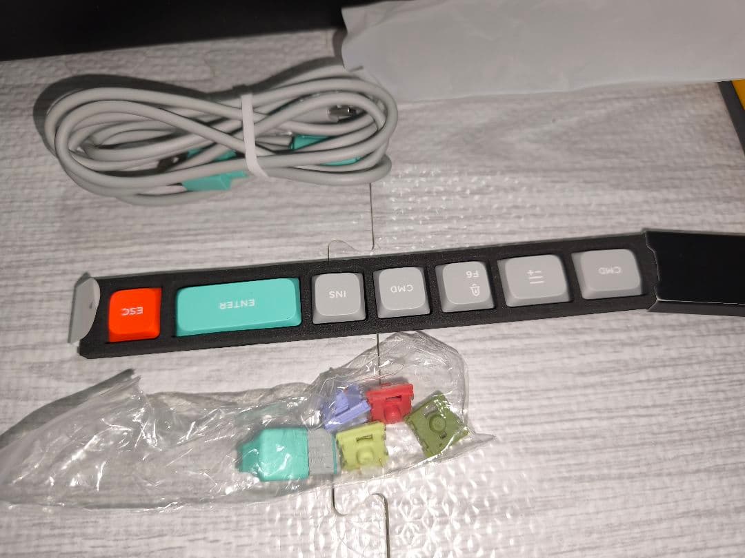 nuphy air75v2（赤軸/ケース付き）