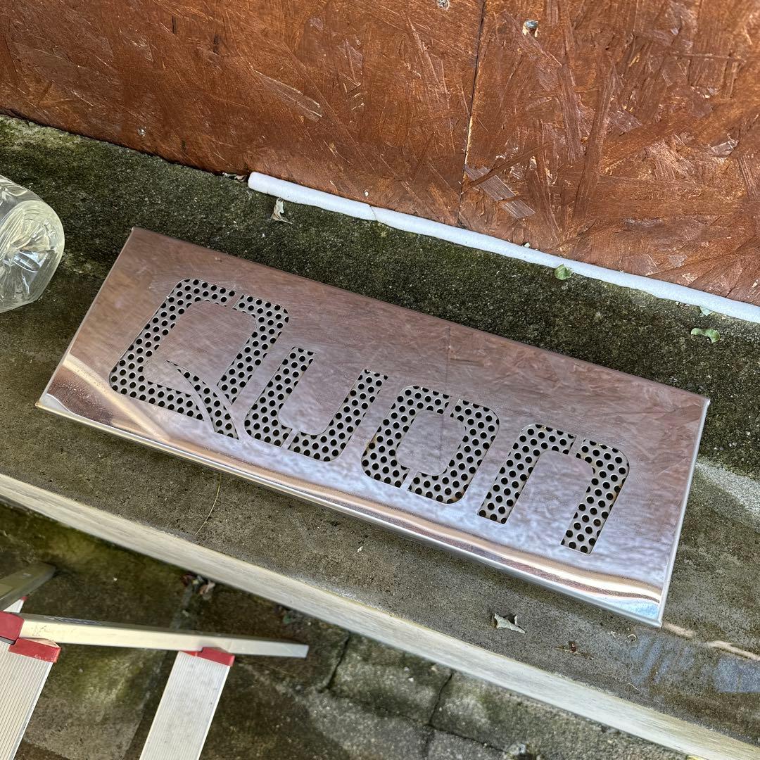 Quon クオン　バッテリーカバー